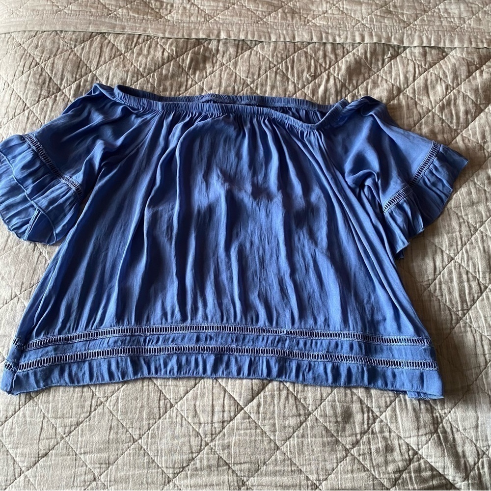 🔴Off the shoulder periwinkle blue top size large